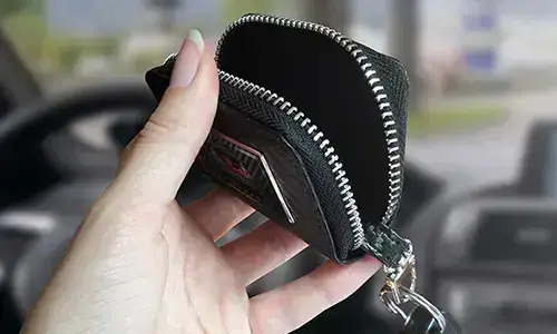schlüssel hülle in der Hand geöffnet schutzhülle für autoschlüssel