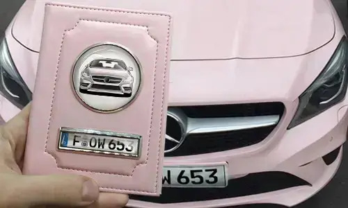 tasche für fahrzeugpapiere in der Hand mit rosa Wagen schutzhülle für fahrzeugschein