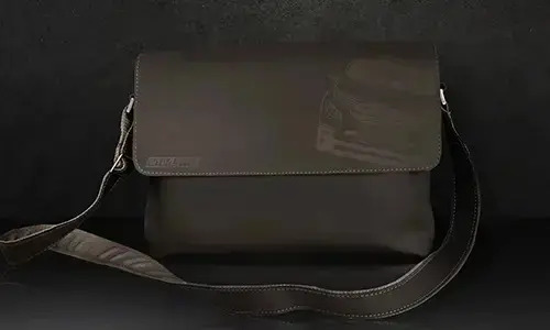 schwarze ledertasche auf schwarzem Hintergrund tasche schwarz leder