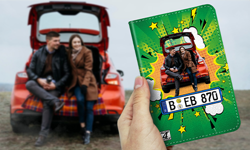 auto hülle Comic 2 auf dem Tisch neben Tastatur autopapiere mappe